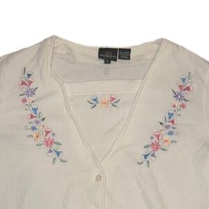 Vintage ribbed white flower embroidered shirt